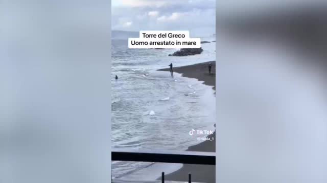 Uomo arrestato in mare a Torre del Greco