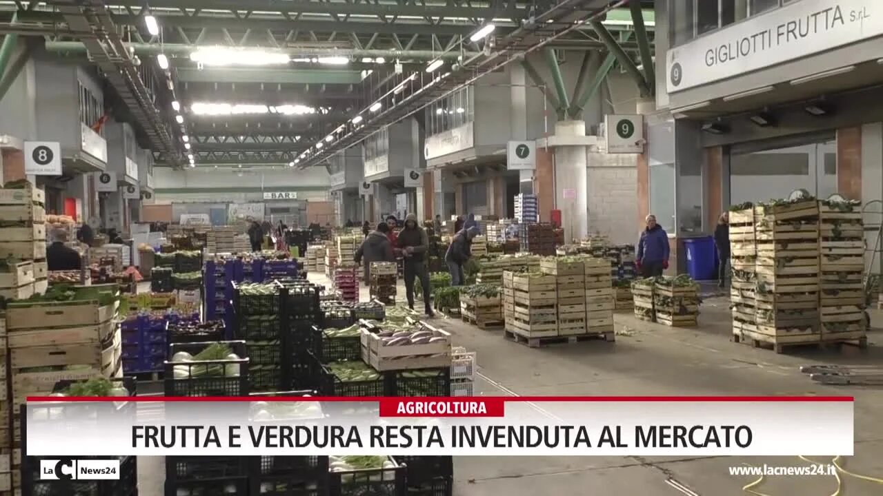 Frutta e verdura resta invenduta al mercato