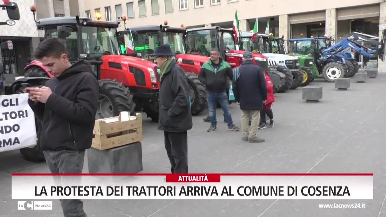 La protesta dei trattori arriva al comune di Cosenza