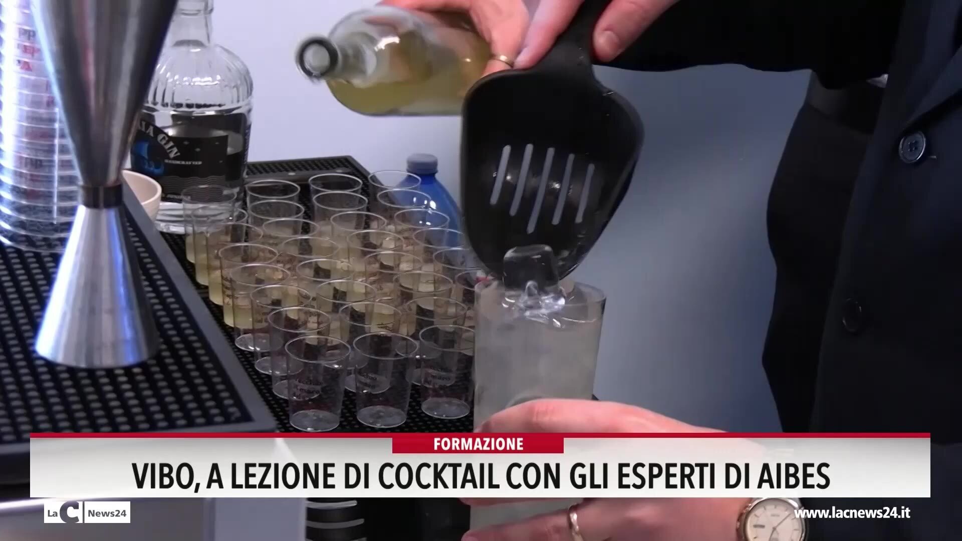 Gli studenti di Vibo a lezione di cocktail con i maestri di Aibes: «Il futuro di questo lavoro passa dal bere responsabile» - VIDEO