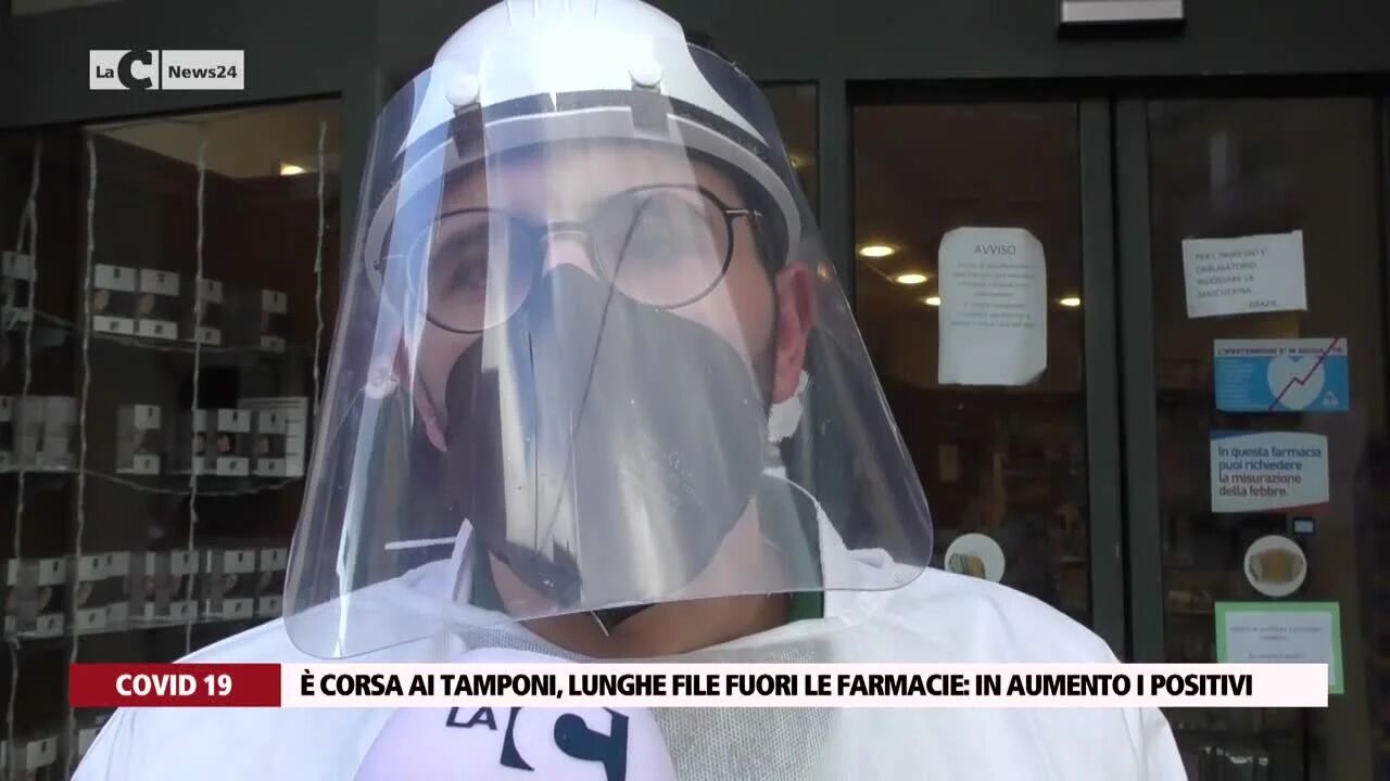È corsa ai tamponi, lunghe file fuori le farmacie: in aumento i positivi