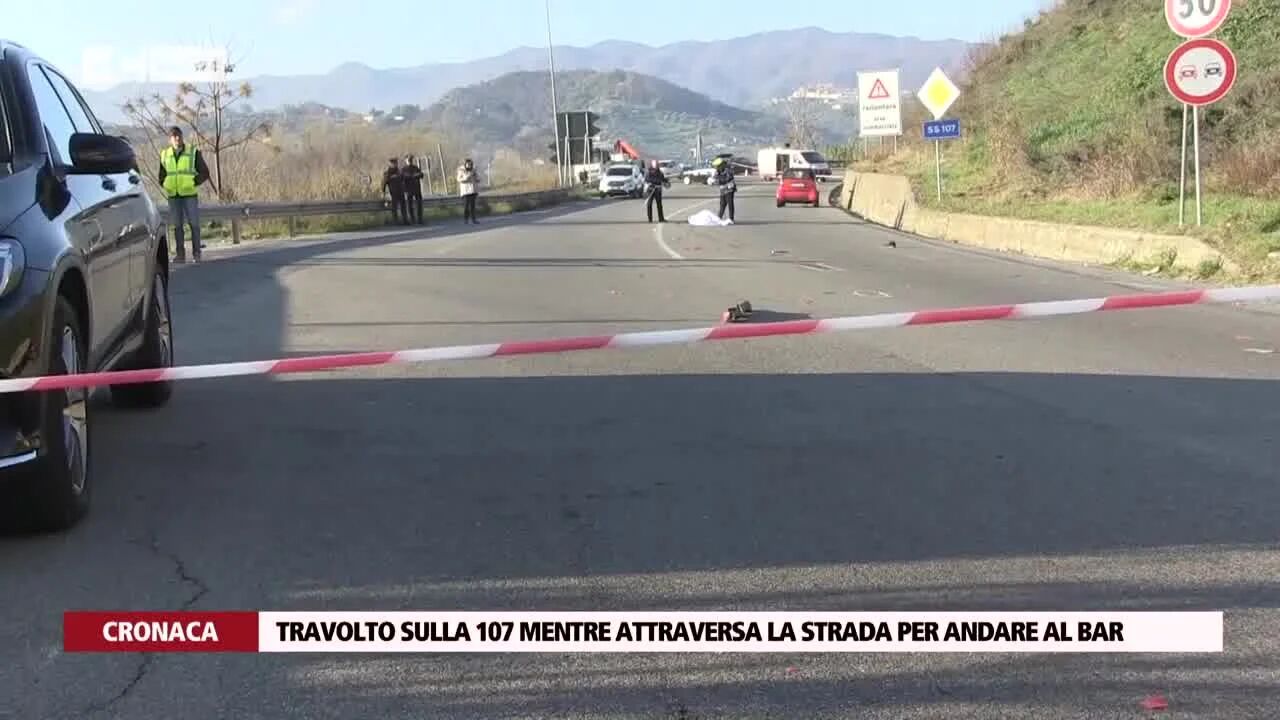 Travolto sulla 107 mentre attraversa la strada per andare al bar