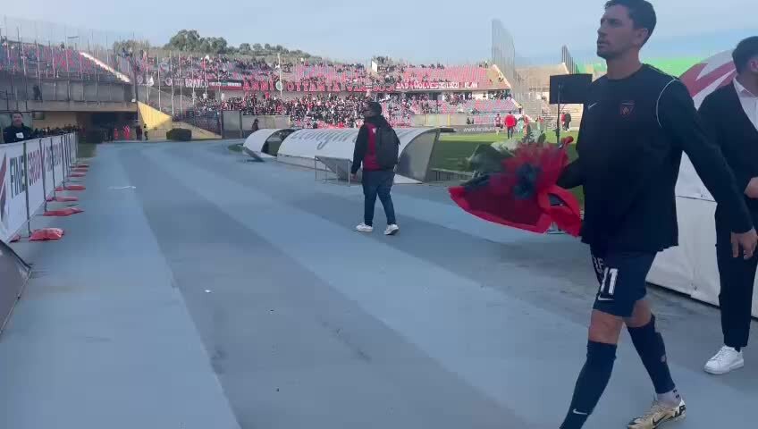 Cosenza-Cittadella, prima del match omaggio all'ex ad Pino Chianello | VIDEO