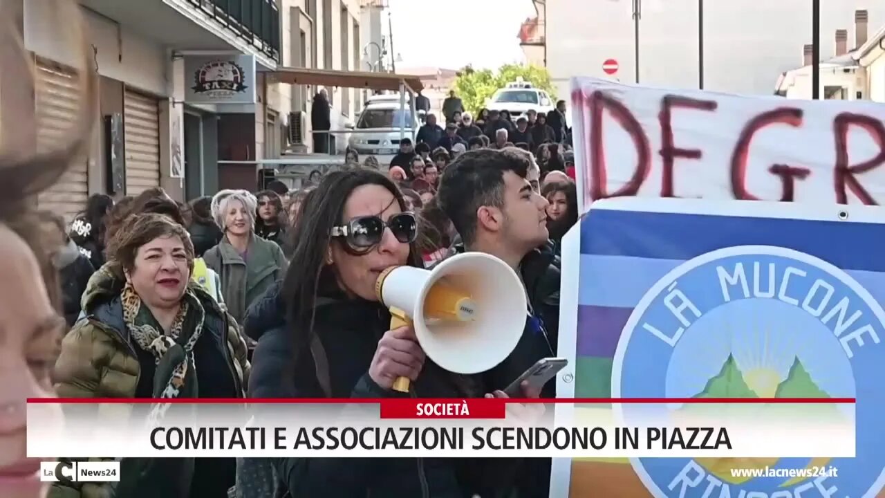 Comitati e associazioni scendono in piazza