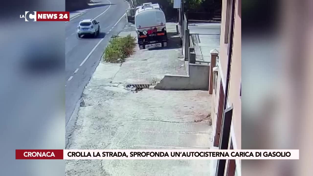 Cede il manto stradale, sprofonda un’autocisterna carica di gasolio