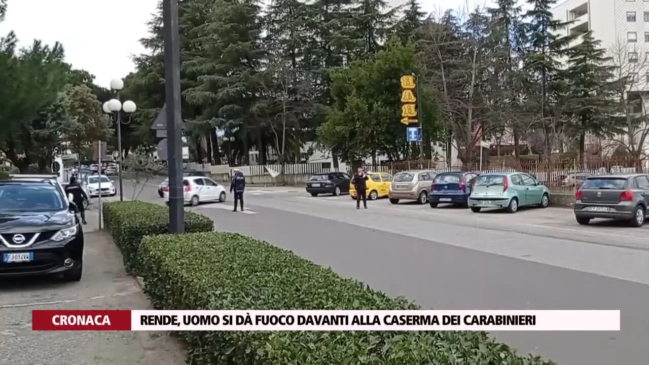 Rende, uomo si dà fuoco davanti alla caserma dei carabinieri