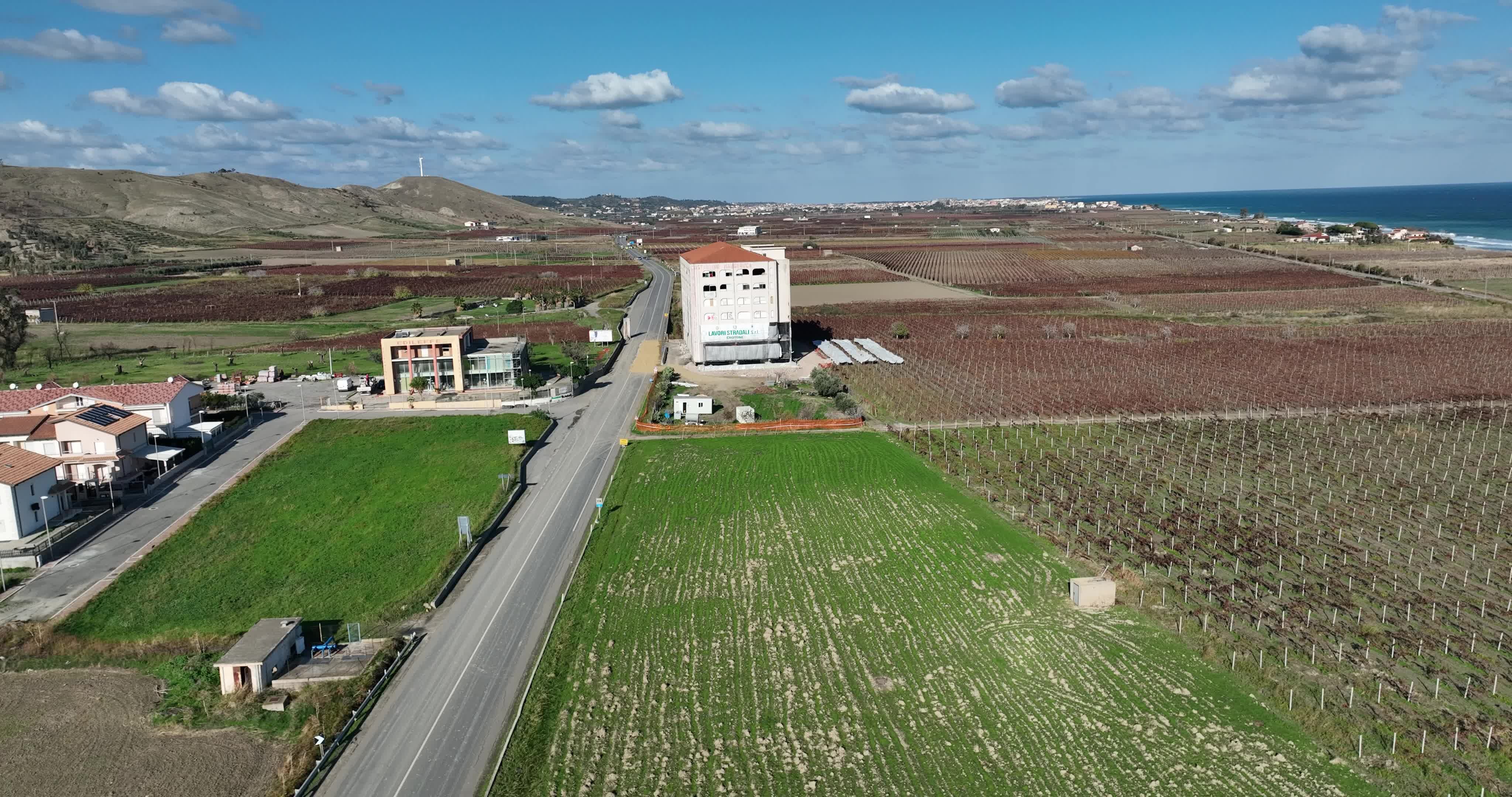 Ecomostro di Torre Melissa, l'abbattimento con l'esplosivo visto dal drone