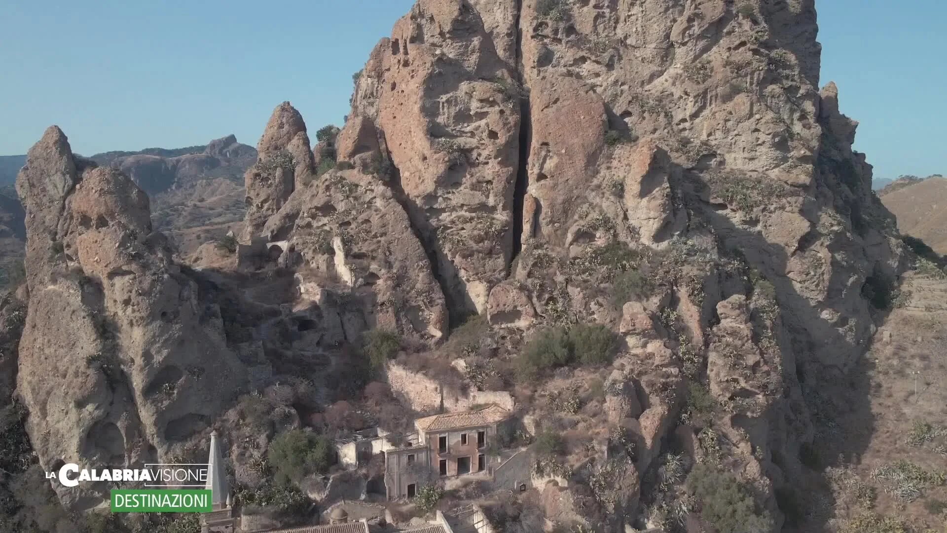 Pentedattilo, quel borgo sospeso tra terra e cielo che non ha concesso all’abbandono l’ultima parola