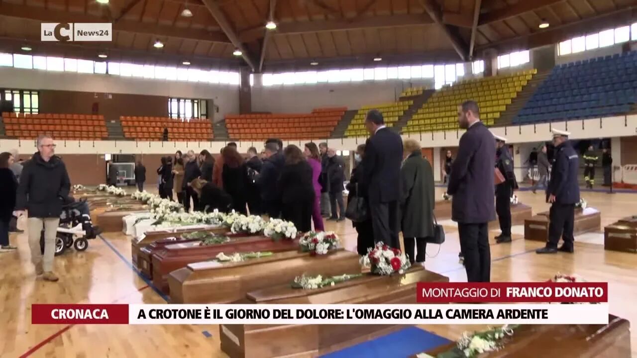 A Crotone è il giorno del dolore: l'omaggio alla camera ardente