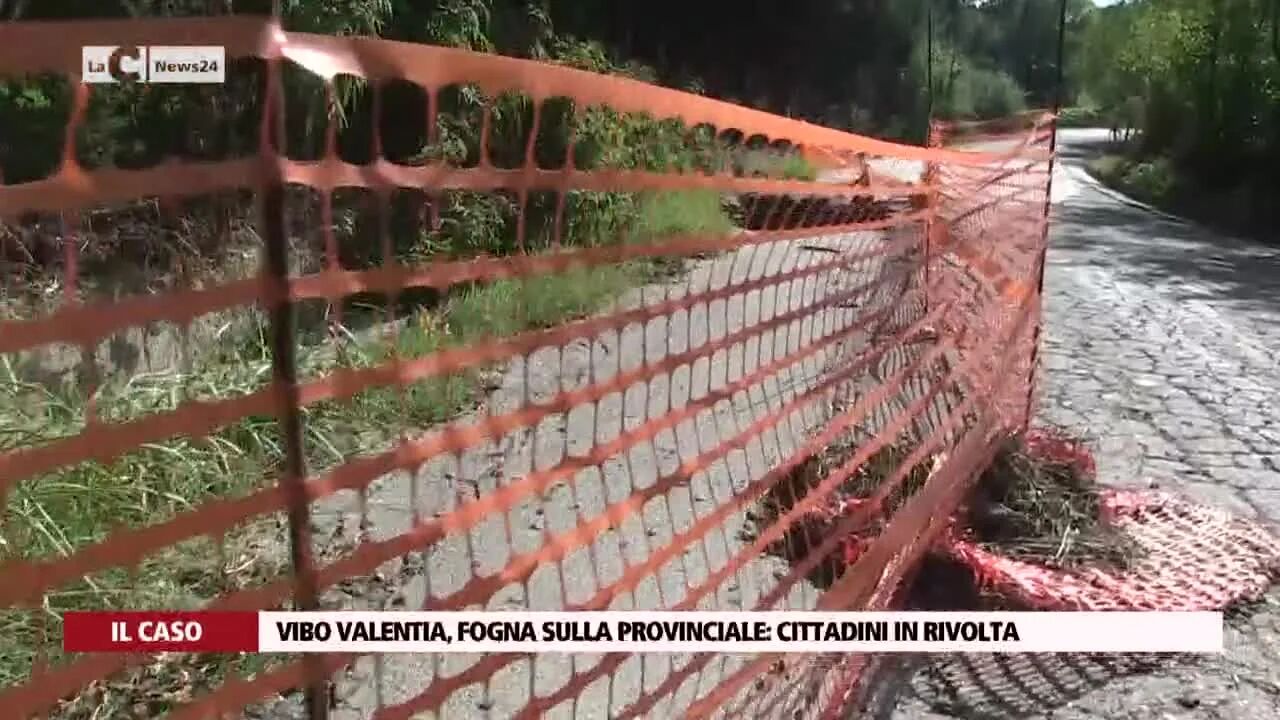 Vibo Valentia, fogna sulla provinciale: cittadini in rivolta