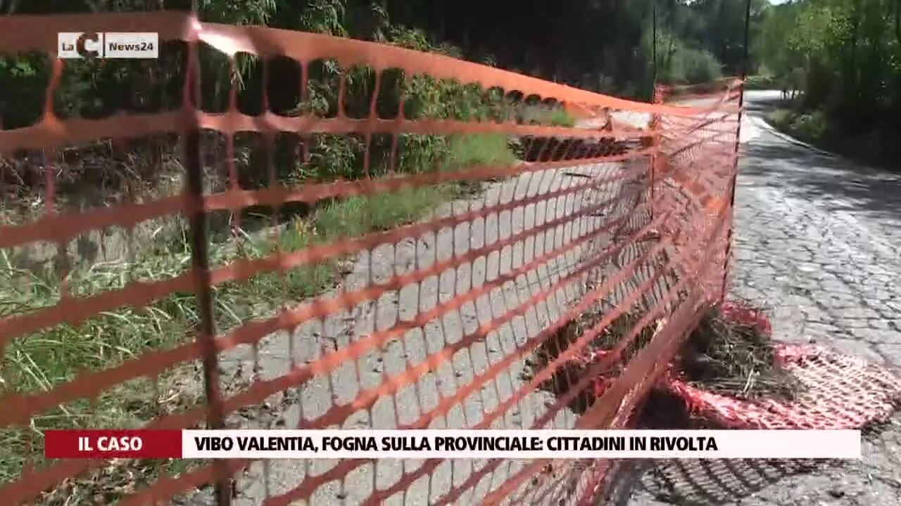 Due anni con la fogna a cielo aperto, la strada che conduce a Piscopio è un monumento al degrado - Video