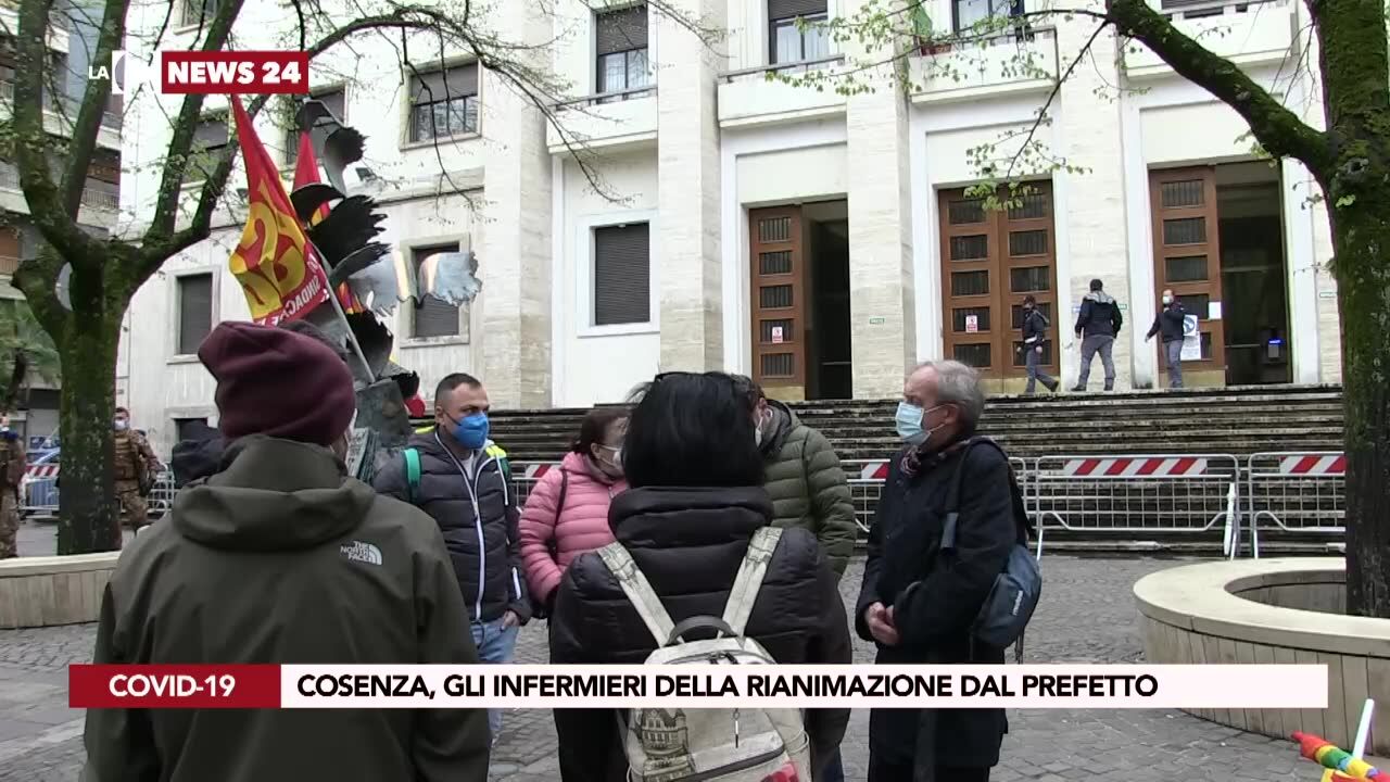 Cosenza, gli infermieri della rianimazione dal Prefetto