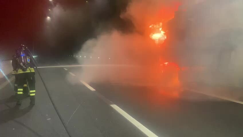 In fiamme camion sull'A2