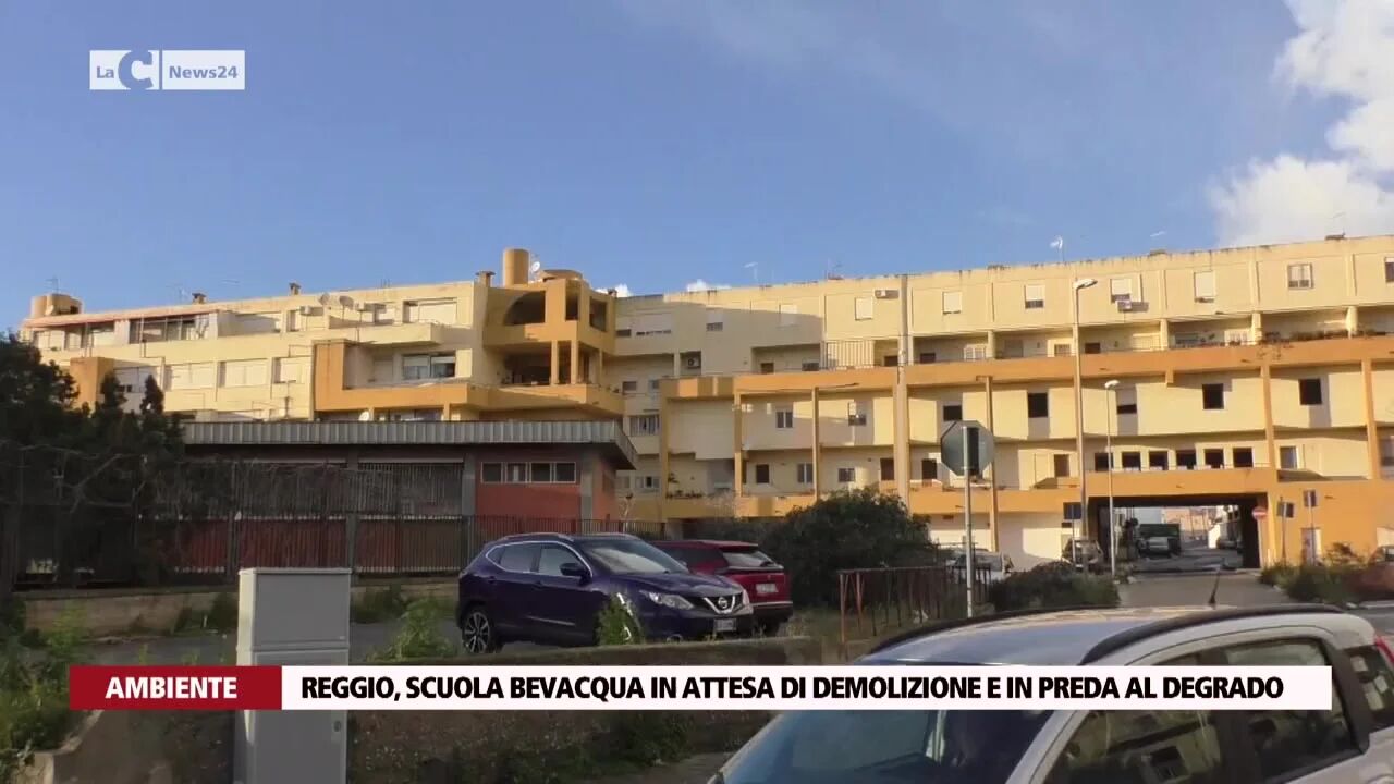 Reggio, scuola Bevacqua in attesa di demolizione e in preda al degrado
