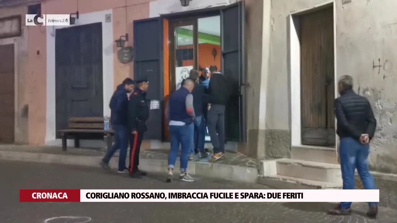 Corigliano Rossano, imbraccia fucile e spara: due feriti