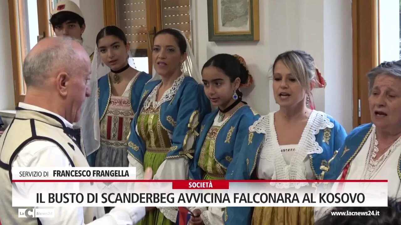 A Falconara Albanese l’ambasciatrice del Kosovo scopre il monumento dedicato a Skanderbeg