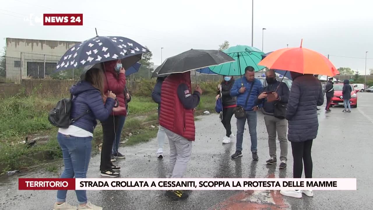 Strada crollata a Cessaniti, scoppia la protesta delle mamme