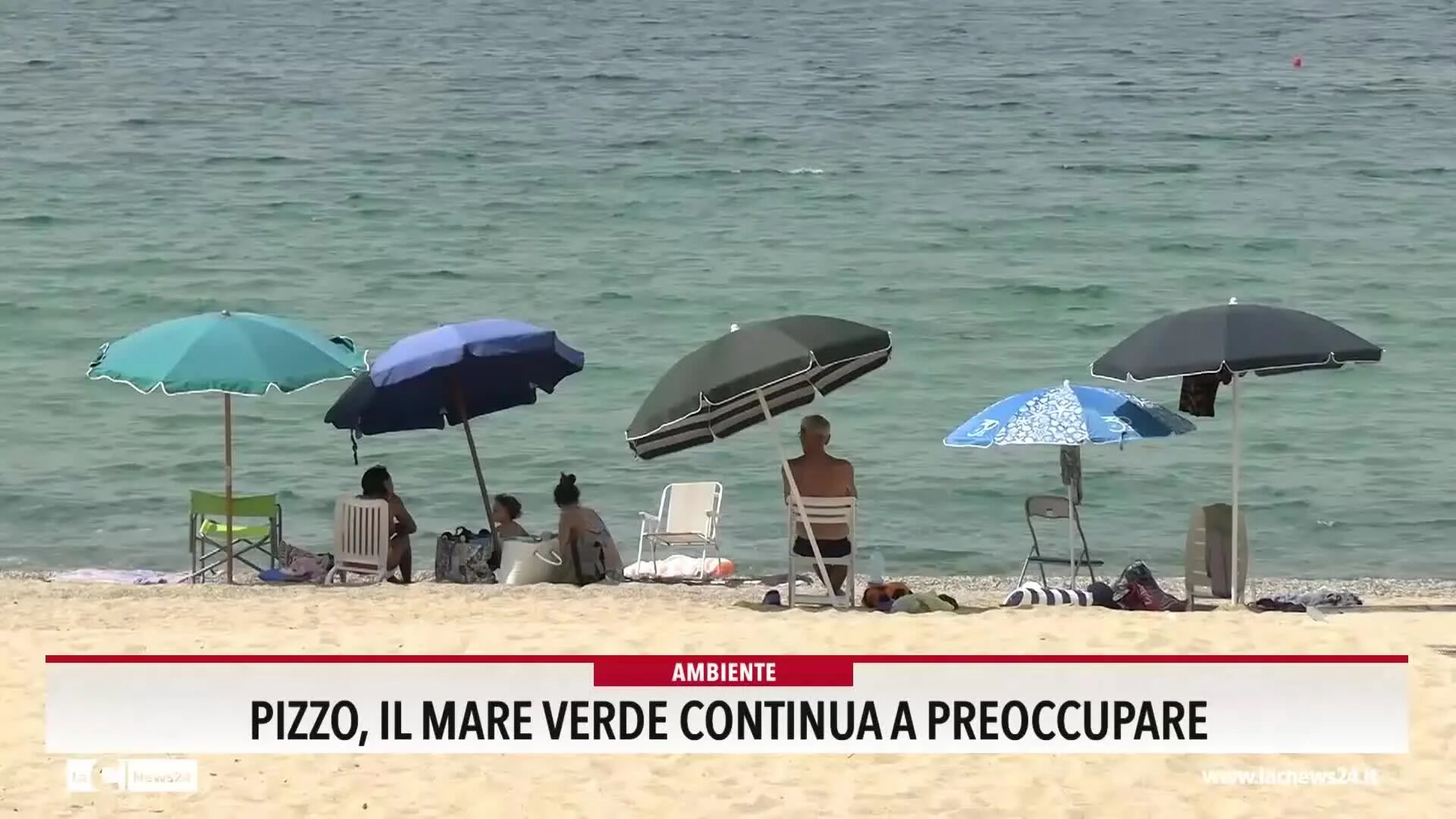Stessa spiaggia, stesso mare… verde. Tra Pizzo e Lamezia l’estate che sta finendo non ha visto miglioramenti: «Non è cambiato nulla» - VIDEO