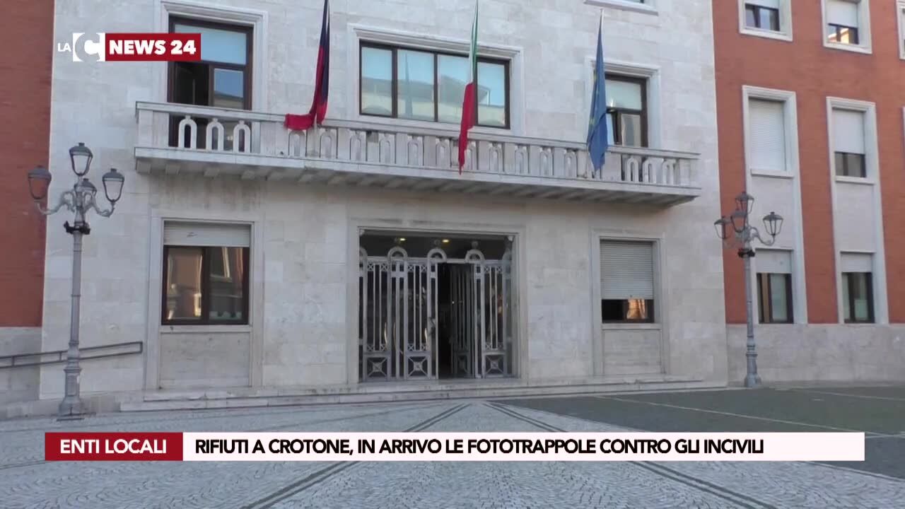 Rifiuti a Crotone, in arrivo le fototrappole contro gli incivili