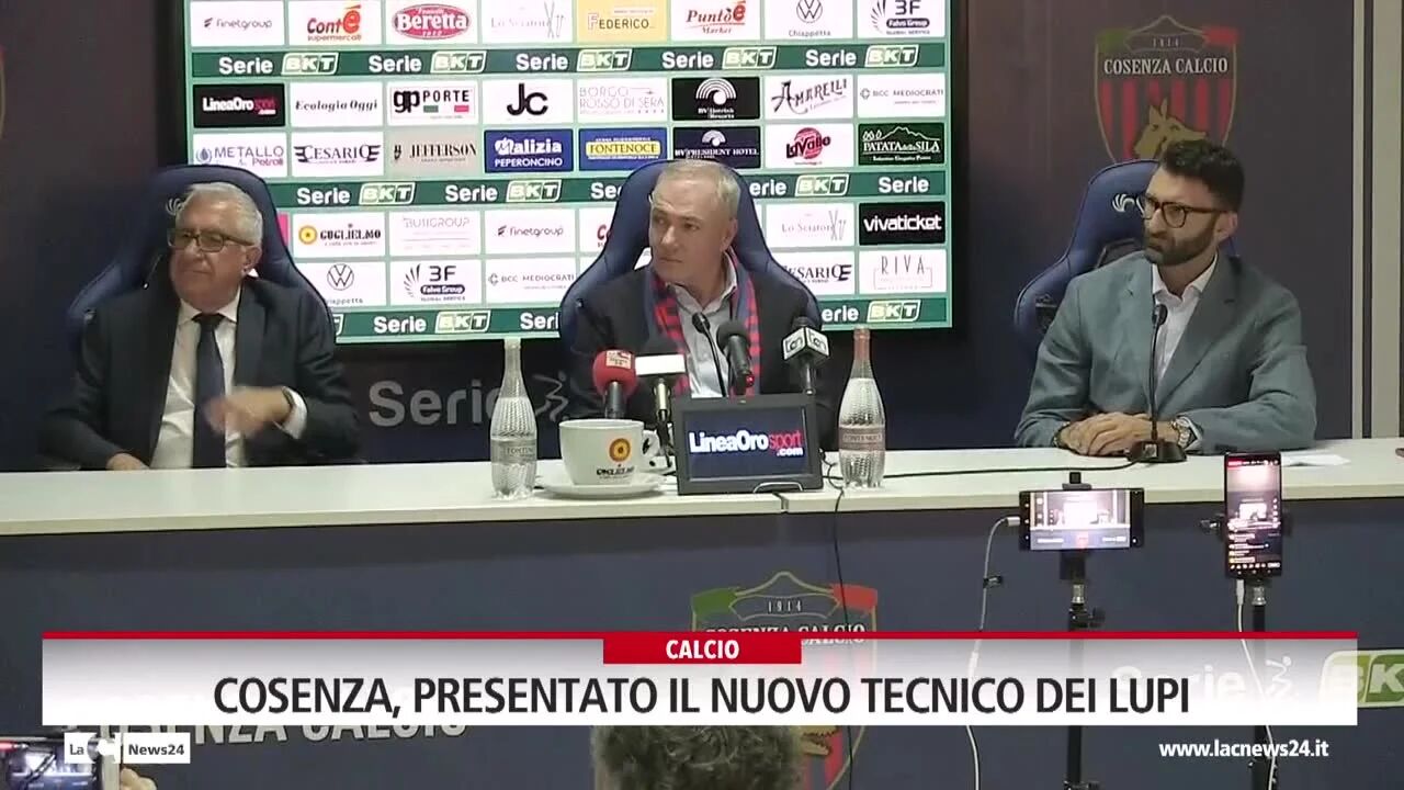 Cosenza, presentato il nuovo tecnico dei lupi