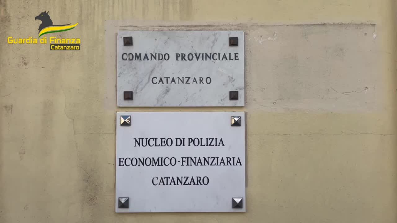 Le immagini dell'operazione della guardia di finanza a Catanzaro