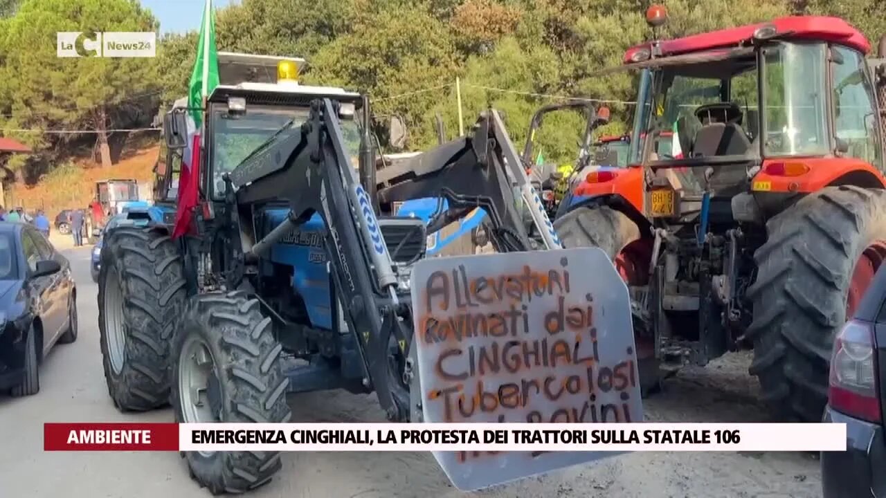 Emergenza cinghiali, la protesta dei trattori sulla statale 106