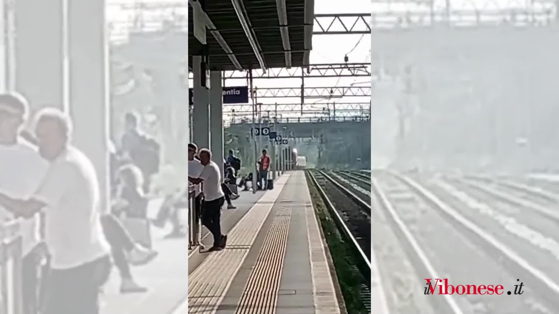 Il Frecciarossa salta la fermata di Vibo-Pizzo ed è costretto a fare marcia indietro tra lo sconcerto dei passeggeri: il VIDEO