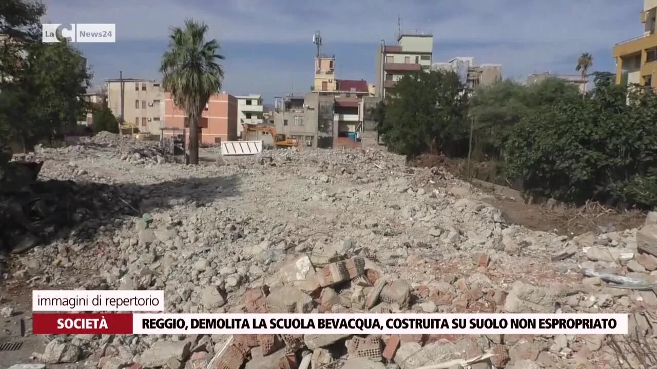 Reggio, demolita la scuola Bevacqua, costruita su suolo non espropriato