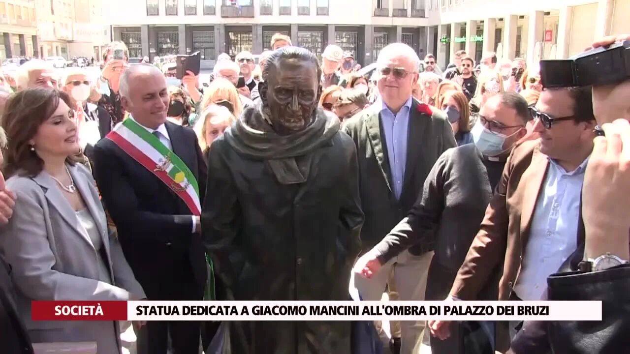 Statua dedicata a Giacomo Mancini all'ombra di Palazzo dei Bruzi
