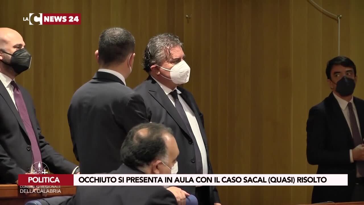 Occhiuto si presenta in aula con il caso Sacal (quasi) risolto