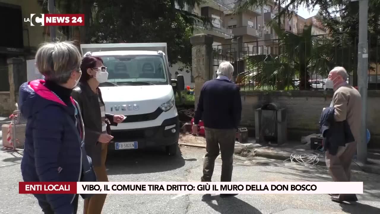 Vibo, il Comune tira dritto: giù il muro della Don Bosco