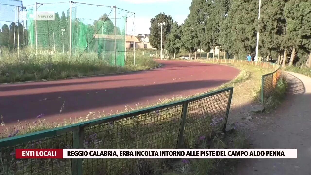 Reggio Calabria, erba incolta intorno alle piste del campo Aldo Penna