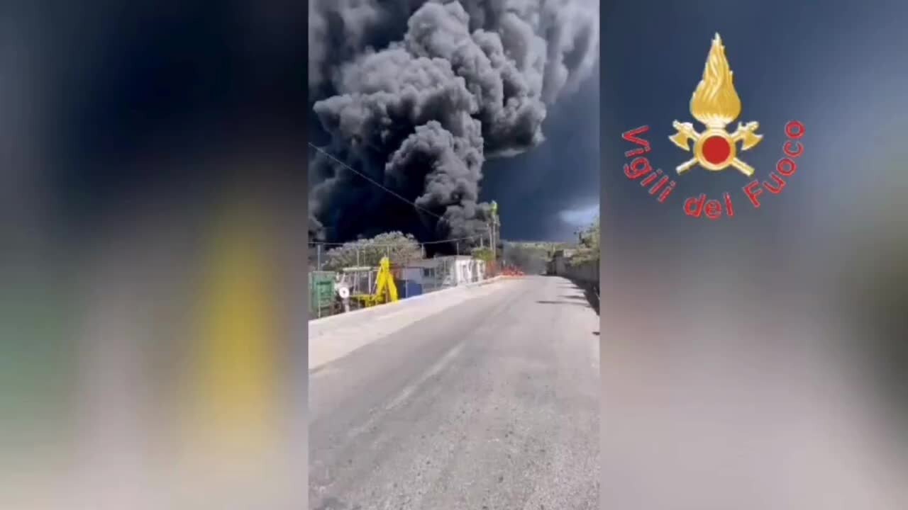 Il vasto incendio nel sito della raccolta differenziata a Palmi