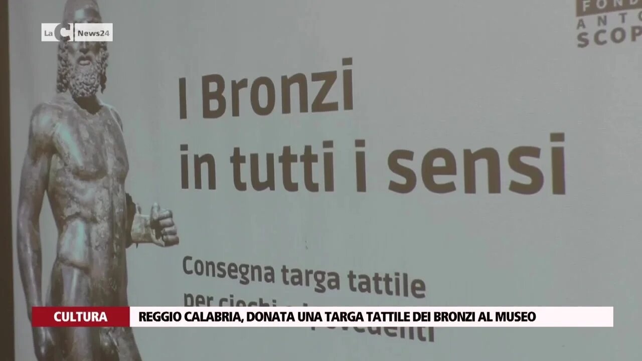 Reggio Calabria, donata una targa tattile dei Bronzi al museo