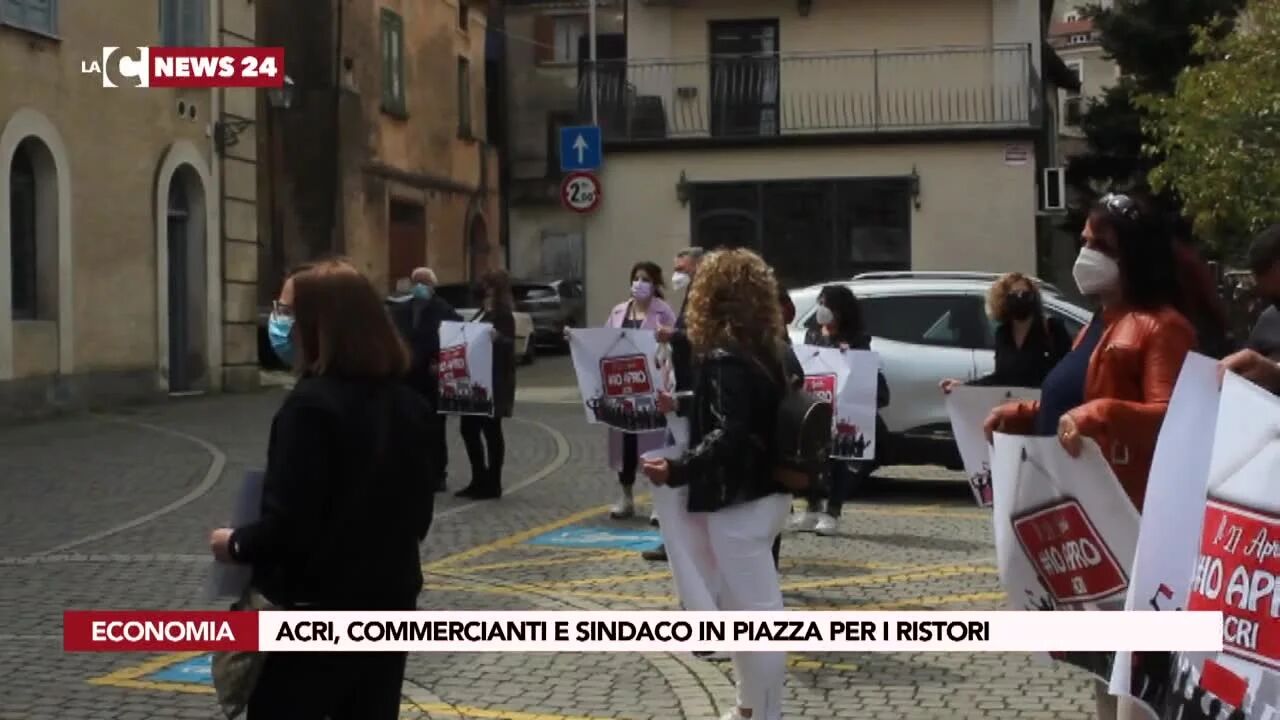 Acri, commercianti e sindaco in piazza per i ristori