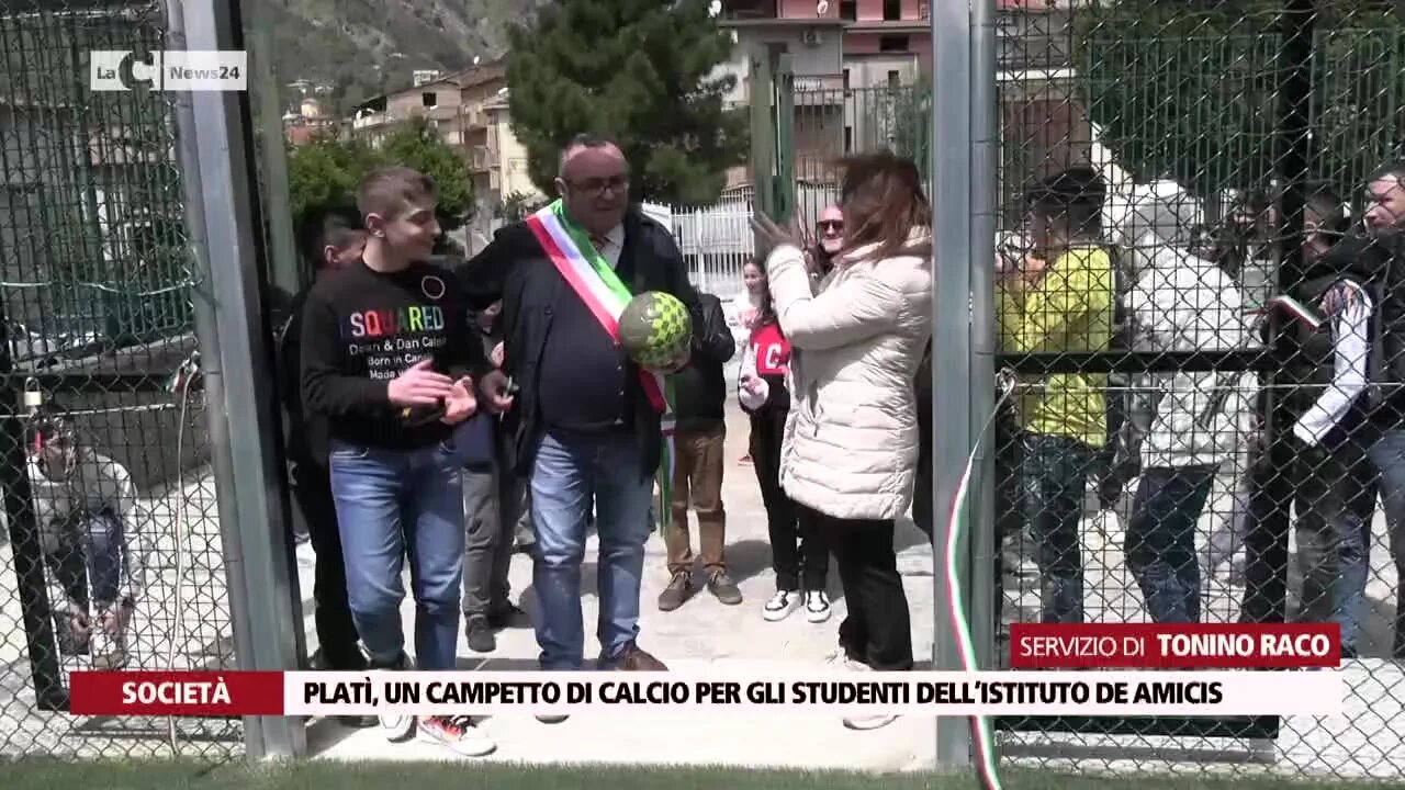 Platì, un campetto di calcio per gli studenti dell’istituto De Amicis