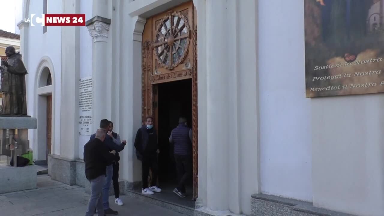 Gioia Tauro, portuali presidiano il Duomo