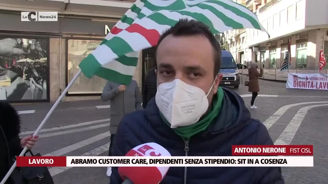 Abramo Customer Care, dipendenti senza stipendio: sit in a Cosenza