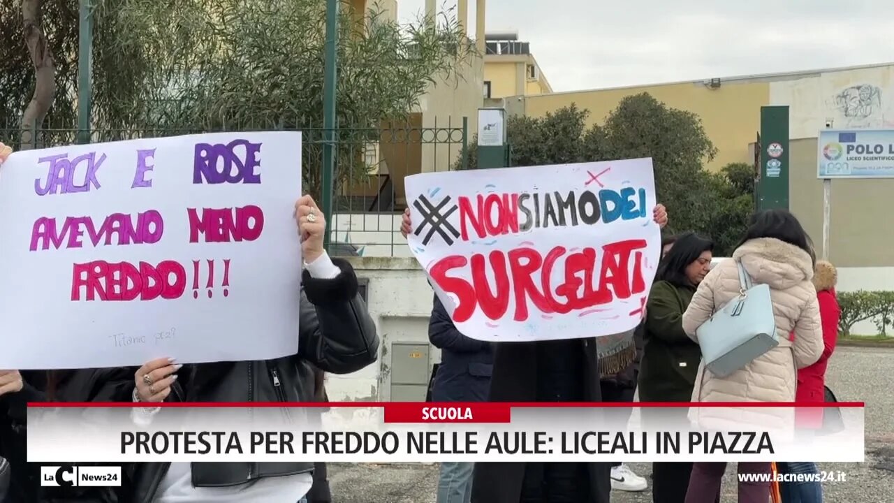 Protesta per freddo nelle aule: liceali in piazza