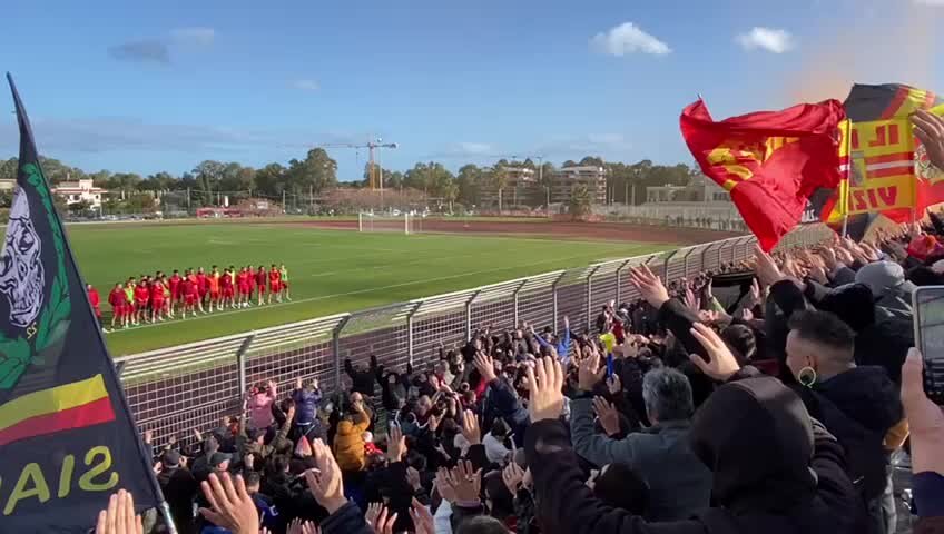 L'incitamento dei tifosi del Catanzaro prima del derby con il Cosenza