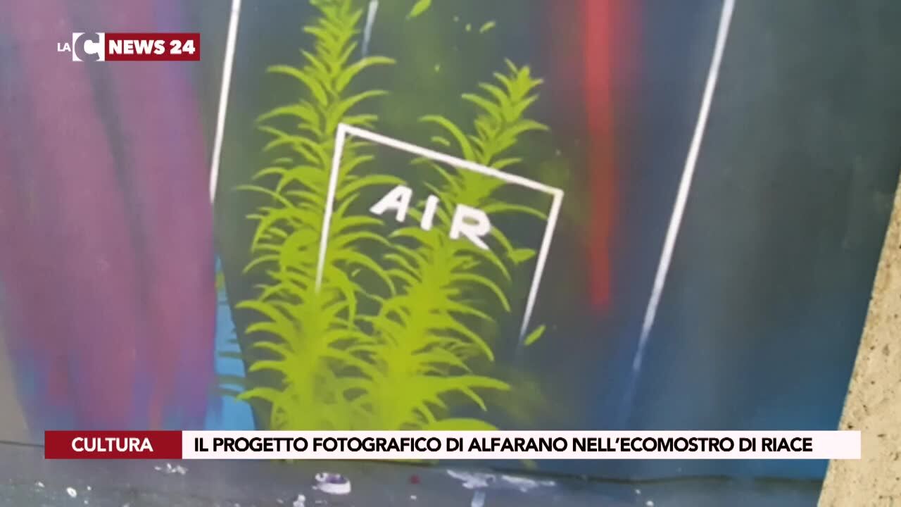 Foto e opere d'arte nell'ecomostro abbandonato di Riace