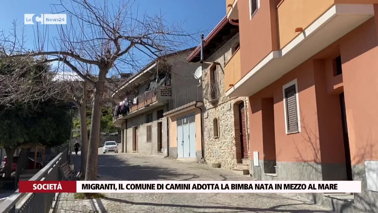 Migranti, il comune di Camini adotta la bimba nata in mezzo al mare