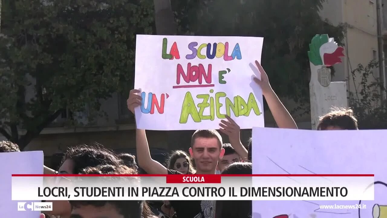 Locri, studenti in piazza contro il dimensionamento