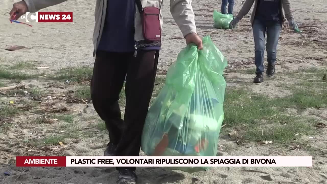 Plastic free, volontari ripuliscono la spiaggia di Bivona