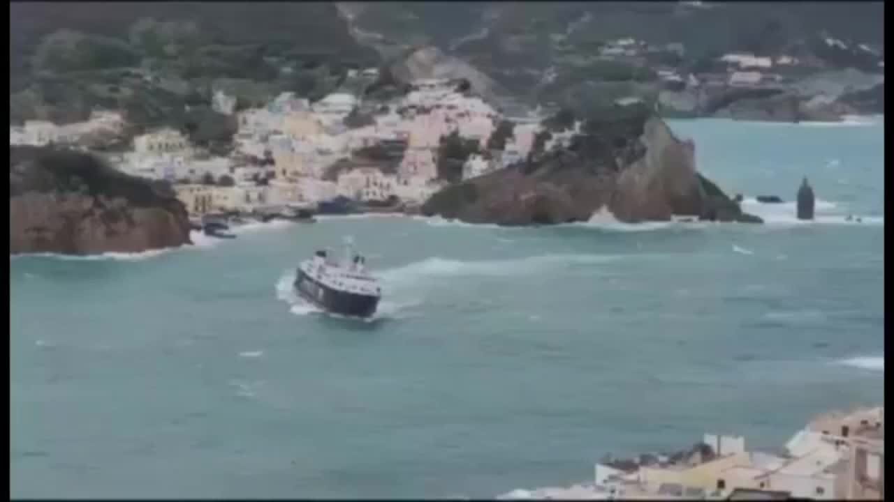 Traghetto rischia di ribaltarsi a Ponza