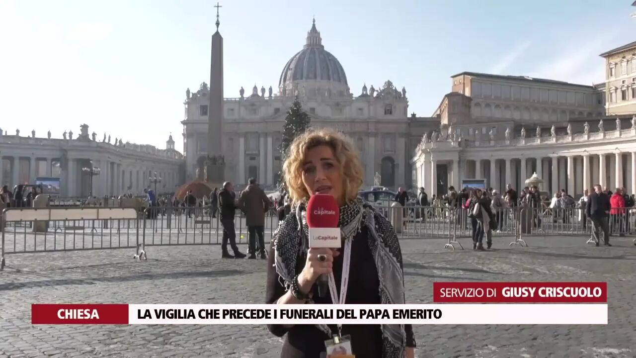 La vigilia che precede i funerali del Papa emerito