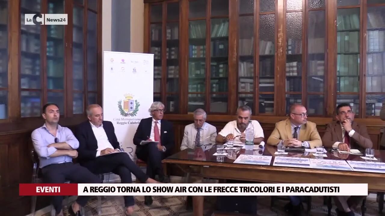 A Reggio torna lo show air con le frecce tricolori e i paracadutisti