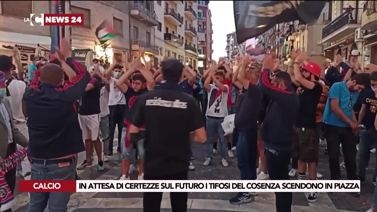 In attesa di certezze sul futuro i tifosi del Cosenza scendono in piazza