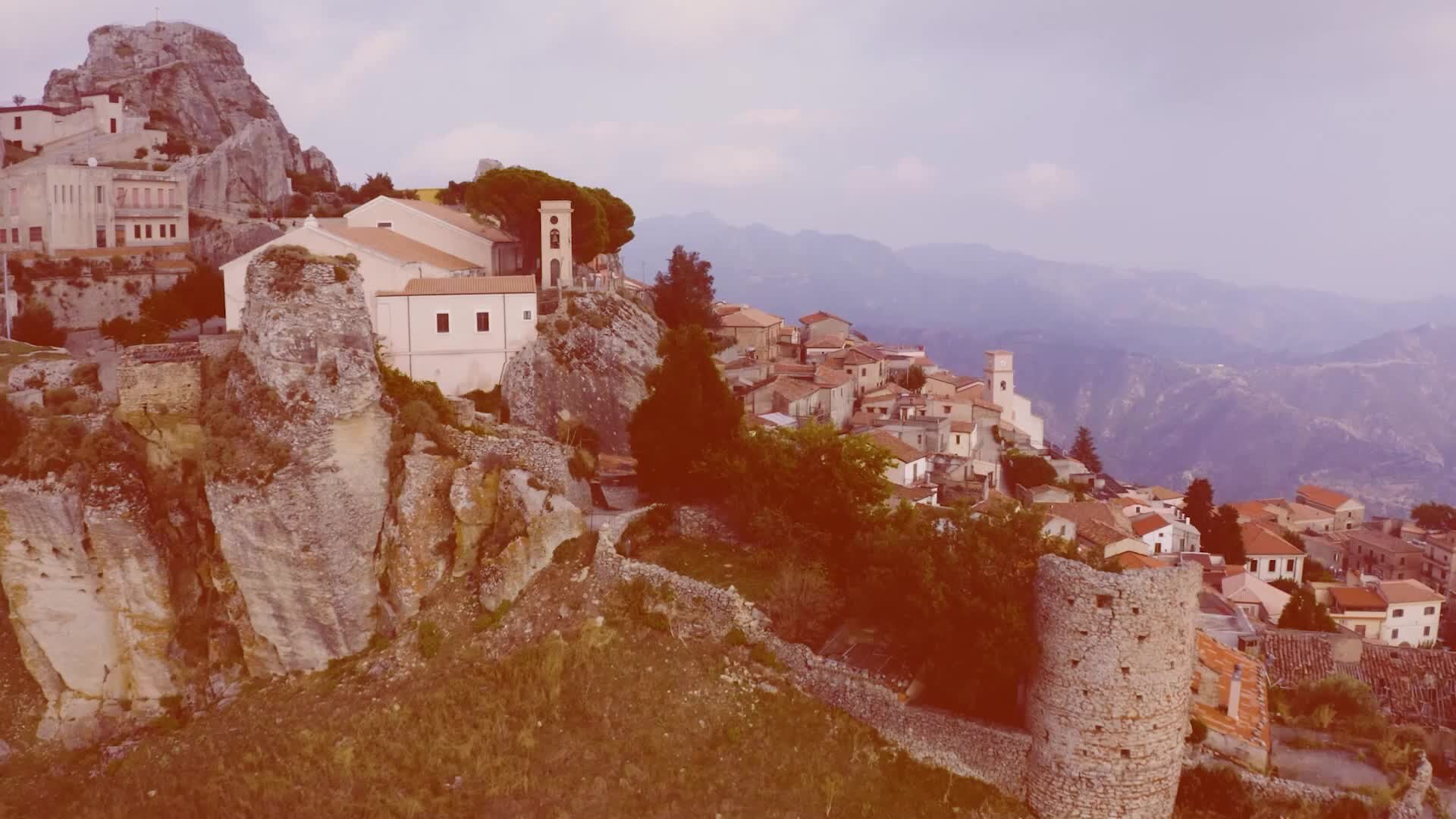 Una storia operaia nel cuore delle Serre vibonesi: ecco Mongiana, città di ferro e legno nata intorno alla fabbrica