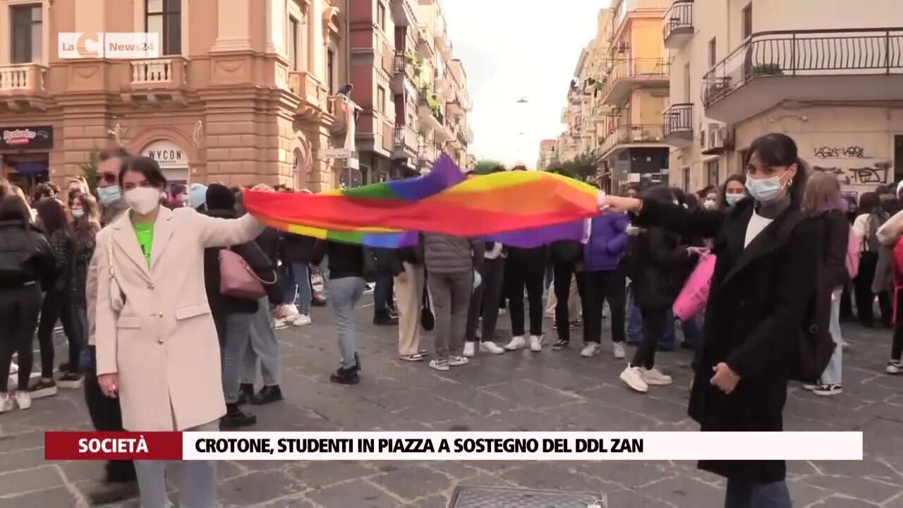 Crotone, studenti in piazza a sostegno del ddl zan